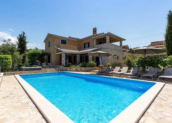 Villa Salvea With Heated Pool