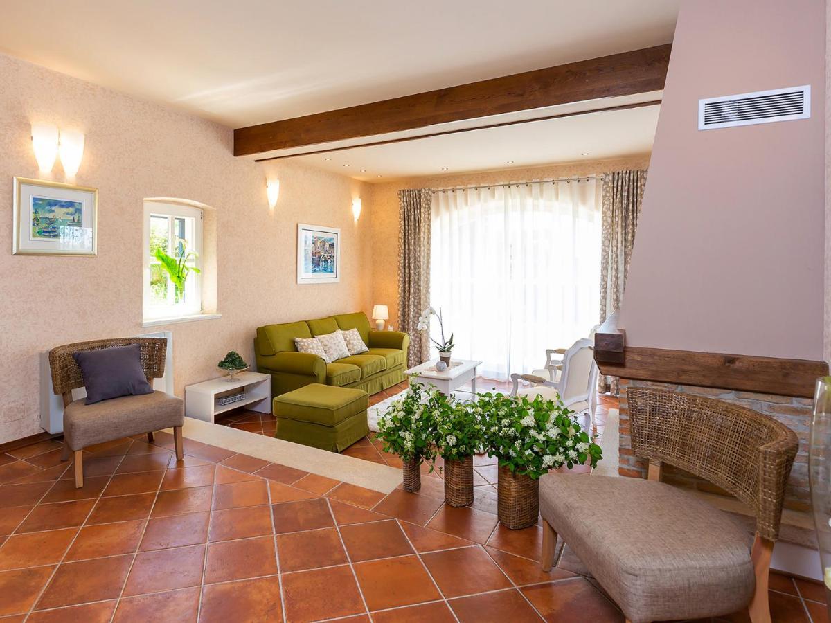Villa Salvea With Heated Pool *