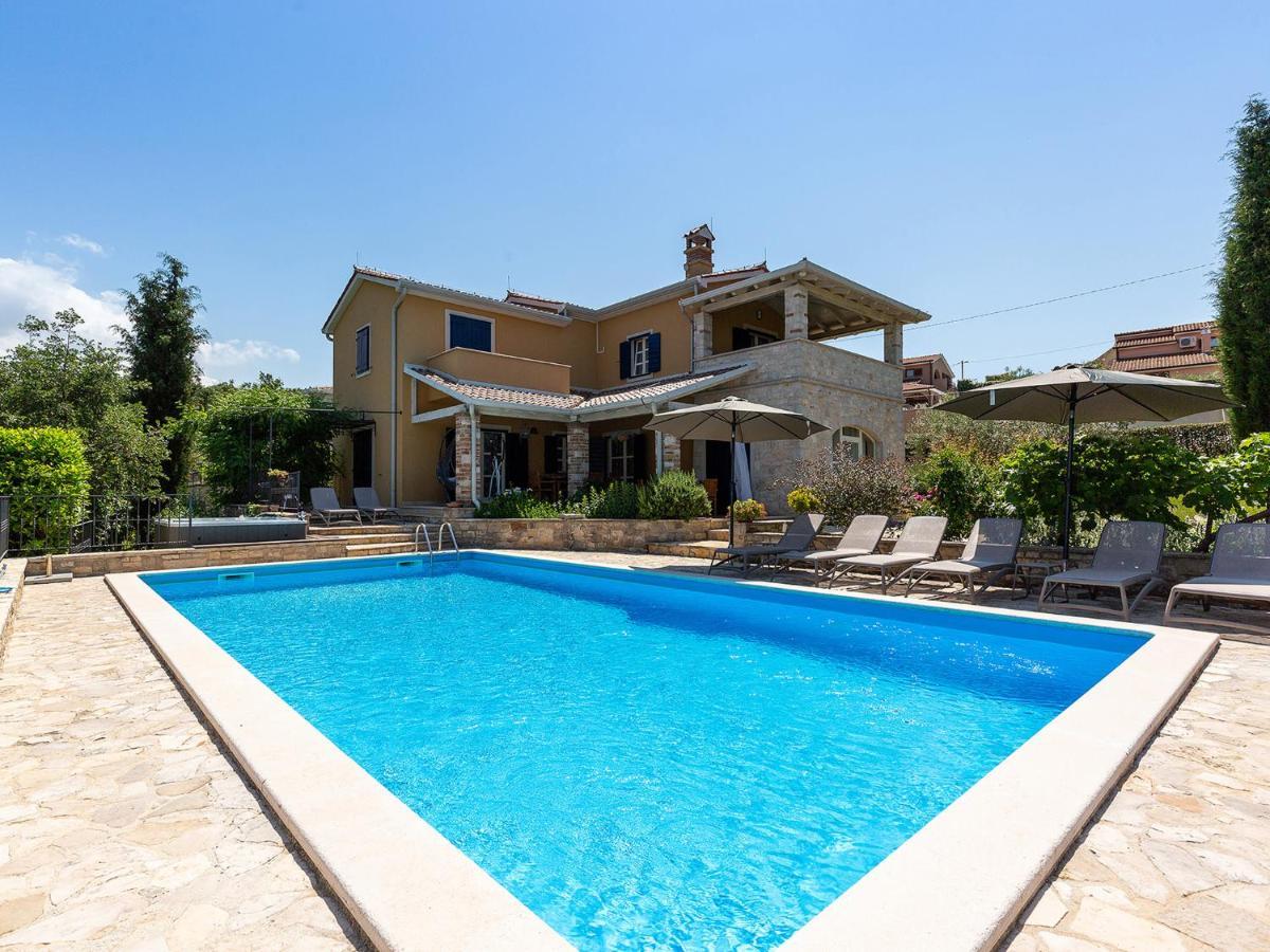 Salvea With Heated Pool Villa
