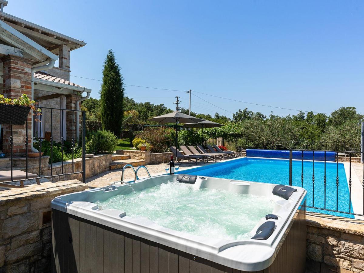 Villa Salvea With Heated Pool Montižana